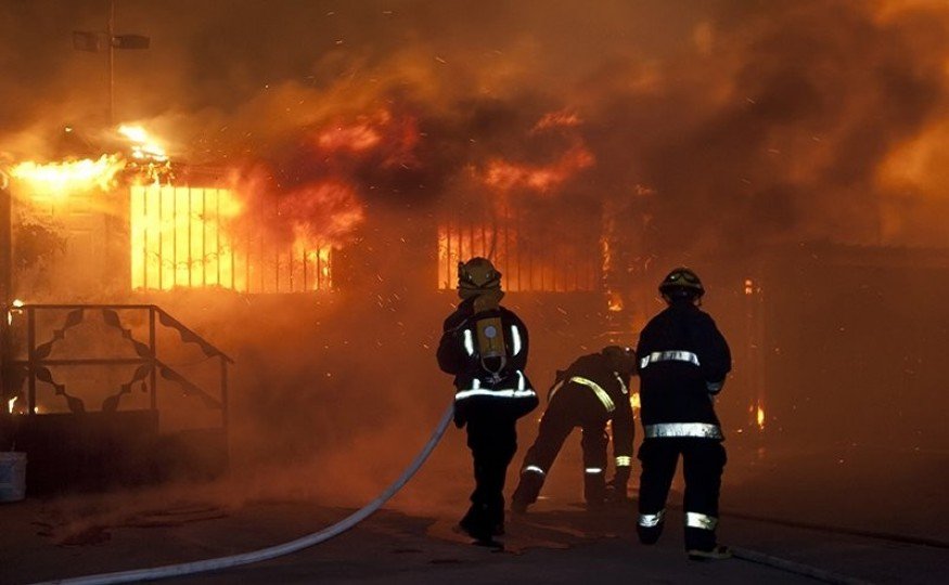Incêndio residencial no inverno